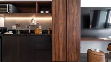 Studio – business | Eget kjøkken | Mikrobølgeovn, kokeplater og kjøkkenutstyr