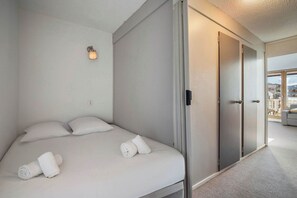 1 bedroom, WiFi, bed sheets - Mountain View with  Ski-In and Out Loft (Val Thorens)