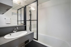 Shower, hair dryer, towels, shampoo - Mountain View with  Ski-In and Out Loft (Val Thorens)