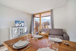 TV - Mountain View with  Ski-In and Out Loft (Val Thorens)
