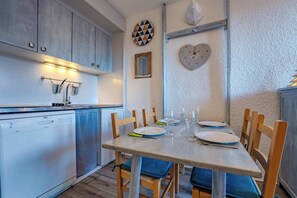 Dining - Slopeside Apt w/ Balcony & Views (Val Thorens)