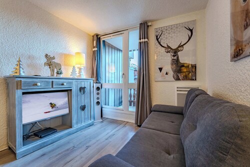 Slopeside Apt w/ Balcony & Views