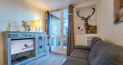 Slopeside Apt w/ Balcony & Views