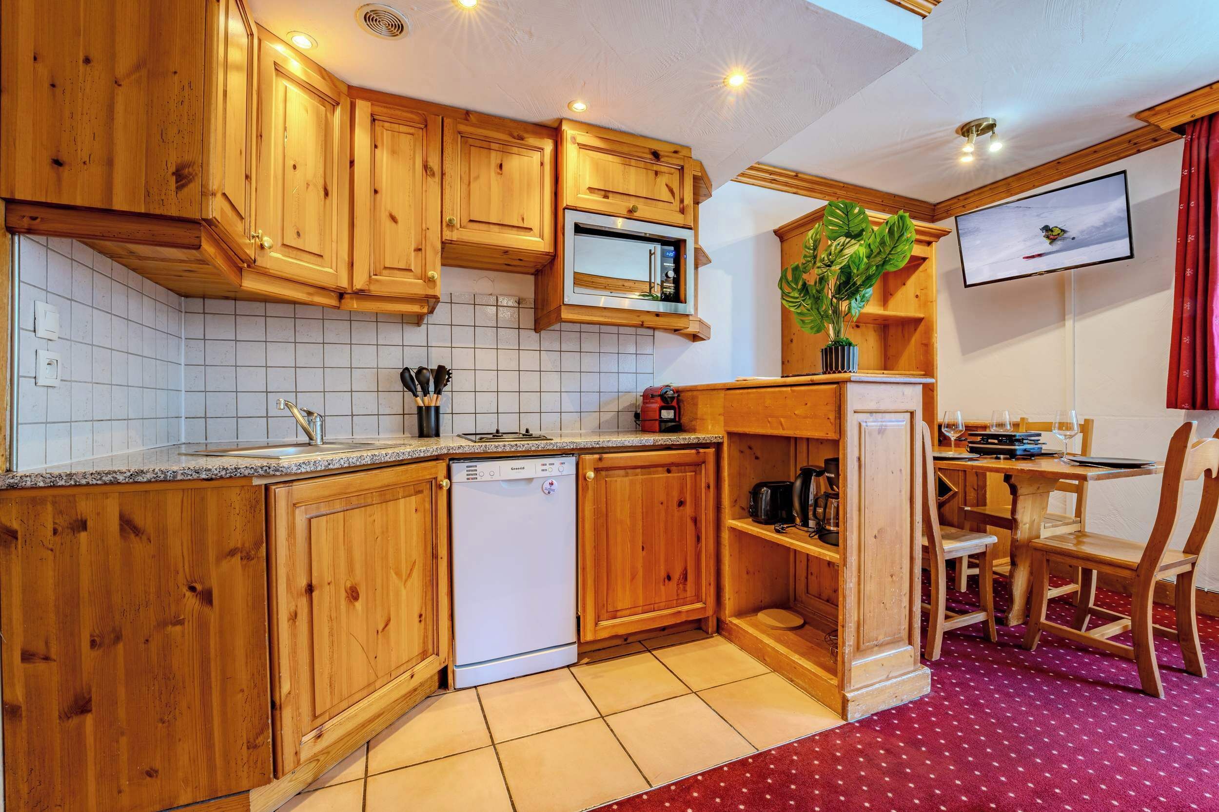 Réfrigérateur, micro-ondes, plaque de cuisson, cafetière/bouilloire