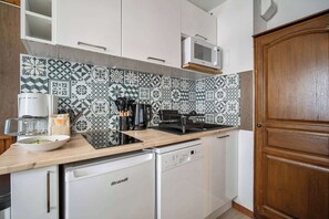 Frigorífico, microondas, horno y placa de cocina