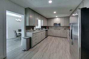 Fridge, microwave, oven, stovetop - Relaxing Pool Side - Near Fairgrounds (Palmetto)