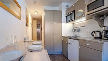 Frigorifero, microonde, piano cottura, macchina per tè/caffè