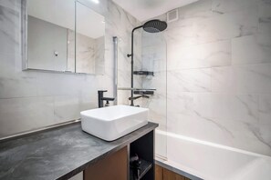 Shower, towels, shampoo - Panorama AlpineView with Ski-In Out access (Val Thorens)