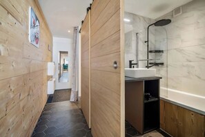 Dusch, handdukar och schampo