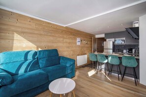 TV - Panorama AlpineView with Ski-In Out access (Val Thorens)