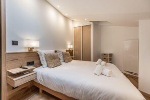 3 bedrooms, iron/ironing board, WiFi - Cozy Penthouse with View & Parking (Courchevel)