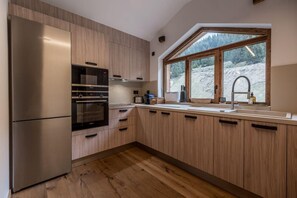 Réfrigérateur, micro-ondes, plaque de cuisson, lave-vaisselle