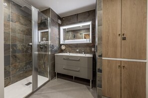 Shower, hair dryer - Cozy Penthouse with View & Parking (Courchevel)