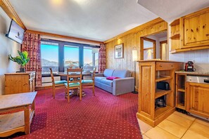 Living area - Ski-In/Out w/ Wide Mountain View (Val Thorens)