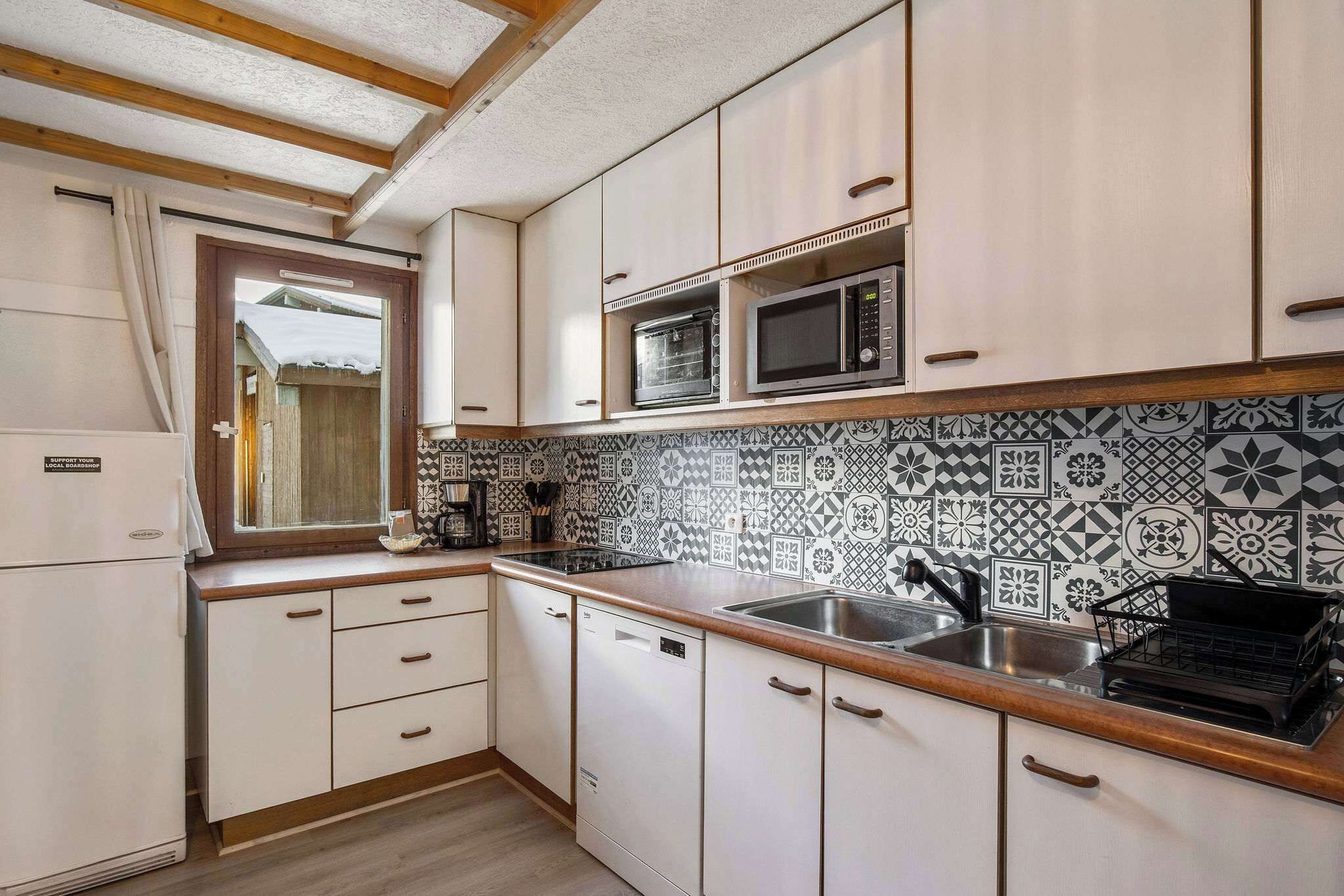 Geladeira, micro-ondas, cooktop, lava-louças