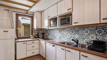 Een koelkast, een microgolfoven, een kookplaat, een vaatwasser