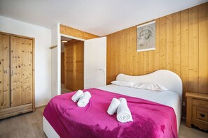 2 室のベッドルーム、アイロン / アイロン台、WiFi、ベッドシーツ