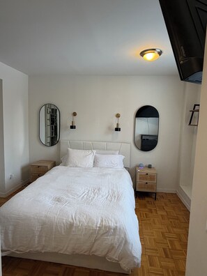 Tabla de planchar con plancha, internet y ropa de cama 