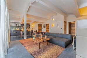 Una televisión, una chimenea
