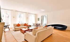 TV - EXCEPTIONAL SETTING ON RUE BUCI TO EXPERIENCE PARIS AT FINEST, SAINT-GERMAIN (Paris)
