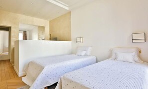 3 bedrooms, desk, iron/ironing board, free WiFi - EXCEPTIONAL SETTING ON RUE BUCI TO EXPERIENCE PARIS AT FINEST, SAINT-GERMAIN (Paris)