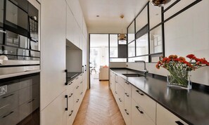 Fridge, microwave, oven, dishwasher - EXCEPTIONAL SETTING ON RUE BUCI TO EXPERIENCE PARIS AT FINEST, SAINT-GERMAIN (Paris)