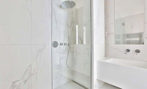 Shower, hair dryer, towels, soap - EXCEPTIONAL SETTING ON RUE BUCI TO EXPERIENCE PARIS AT FINEST, SAINT-GERMAIN (Paris)