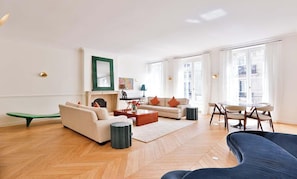 TV - EXCEPTIONAL SETTING ON RUE BUCI TO EXPERIENCE PARIS AT FINEST, SAINT-GERMAIN (Paris)