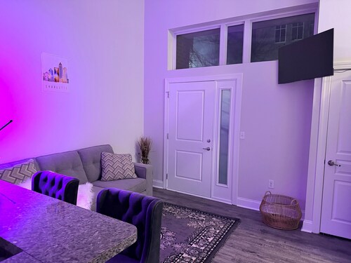 Stylish Modern Studio, Steps from Dining & Entertainment