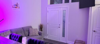 Stylish Modern Studio, Steps from Dining & Entertainment