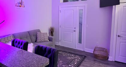 Stylish Modern Studio, Steps from Dining & Entertainment