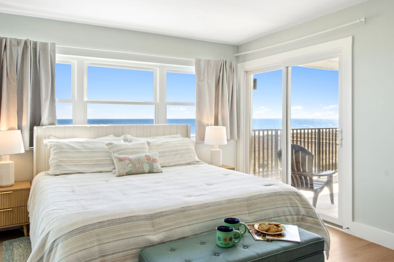 Skrivebord, strykejern/-brett, reiseseng for barn og wi-fi