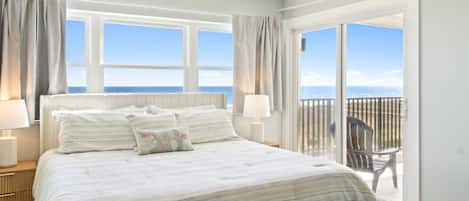 Escritorio, tabla de planchar con plancha, cuna de viaje y wifi