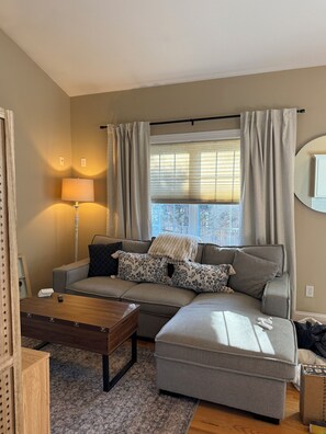 TV - Cozy 1-bedroom house in adorable East Granby (East Granby)