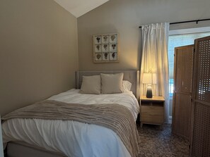 WiFi, bed sheets - Cozy 1-bedroom house in adorable East Granby (East Granby)