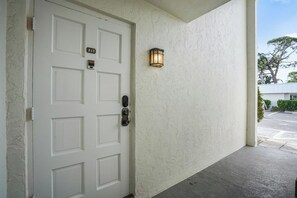 Exterior detail - Central Sarasota Retreat, Near Siesta Key (Sarasota)