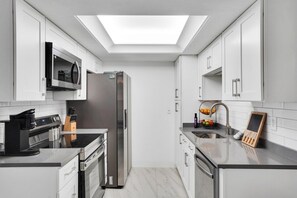 Coffee/tea maker, fridge, microwave, oven - Central Sarasota Retreat, Near Siesta Key (Sarasota)