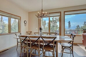 Dining - Charming 4-bedroom 1/2 duplex house in Silverthorne perfect for your getaway (Silverthorne)