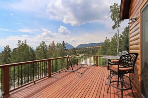 Outdoor dining - Charming 4-bedroom 1/2 duplex house in Silverthorne perfect for your getaway (Silverthorne)