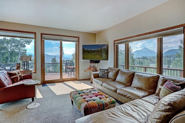 TV, fireplace - Charming 4-bedroom 1/2 duplex house in Silverthorne perfect for your getaway (Silverthorne)