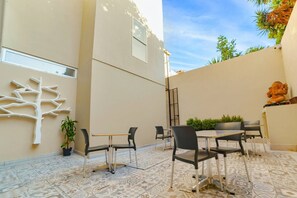 Outdoor dining - Ground Floor studio w/ Queen bed TJ border 103 (Tijuana)