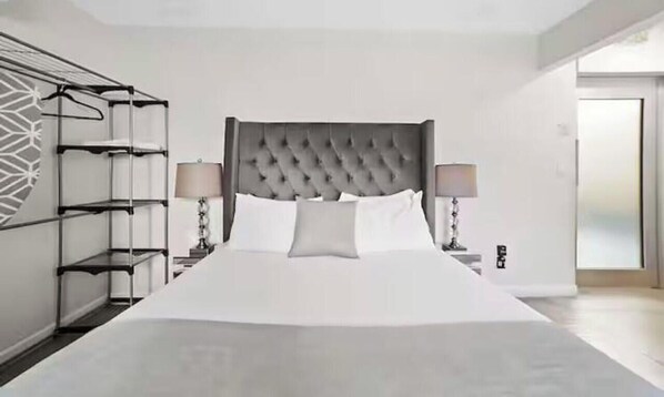 Desk, iron/ironing board, WiFi, bed sheets - Ground Floor studio w/ Queen bed TJ border 103 (Tijuana)