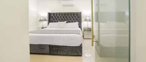 1 bedroom, desk, iron/ironing board, WiFi