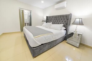Desk, iron/ironing board, WiFi, bed sheets - KingBed Studio, in TJ Near Border (Tijuana)