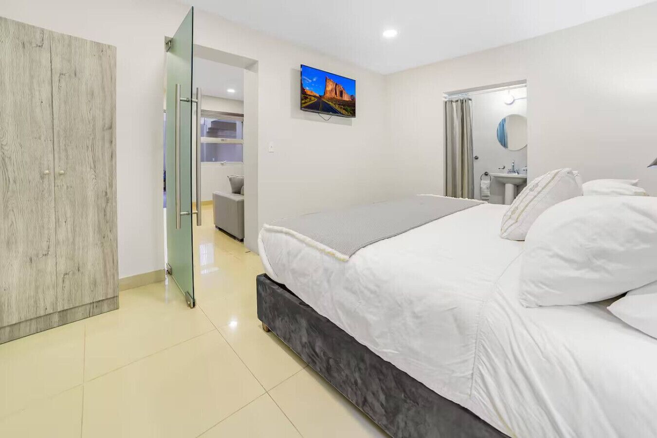 Desk, iron/ironing board, WiFi, bed sheets