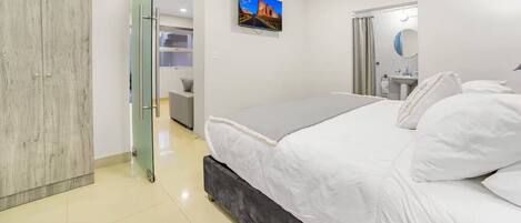 Desk, iron/ironing board, WiFi, bed sheets