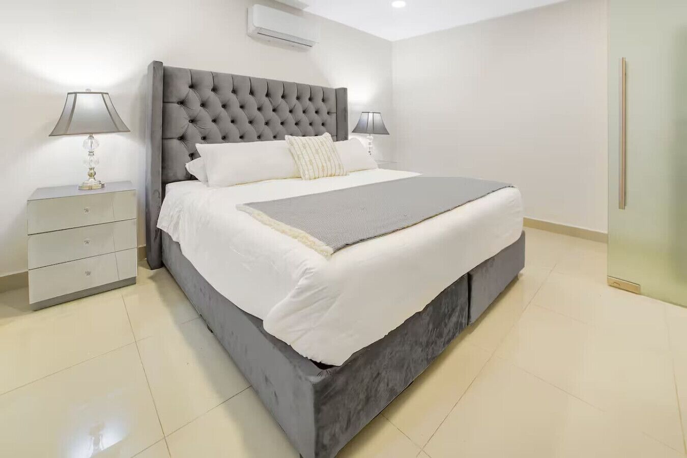 Bureau, fer et planche à repasser, Wi-Fi, draps fournis