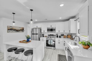 Four à micro-ondes, un four, surface de cuisson, lave-vaisselle