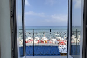 A view through a balcony with a railing, overlooking a beach with umbrellas and boats. - Exclusivity, Luxury and Sea View with 2 Bedrooms (Alassio)