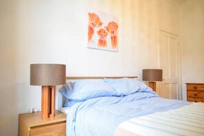 2 habitaciones, tabla de planchar con plancha, wifi y ropa de cama 